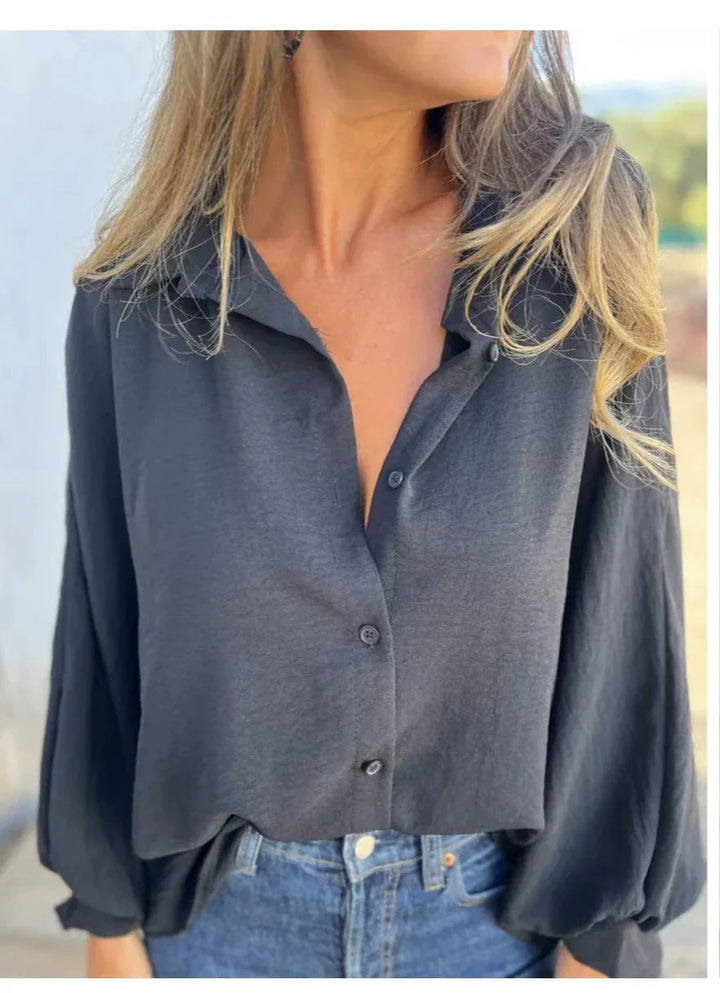 Camisa femminile moderna con dettagli delicati e stile elegante