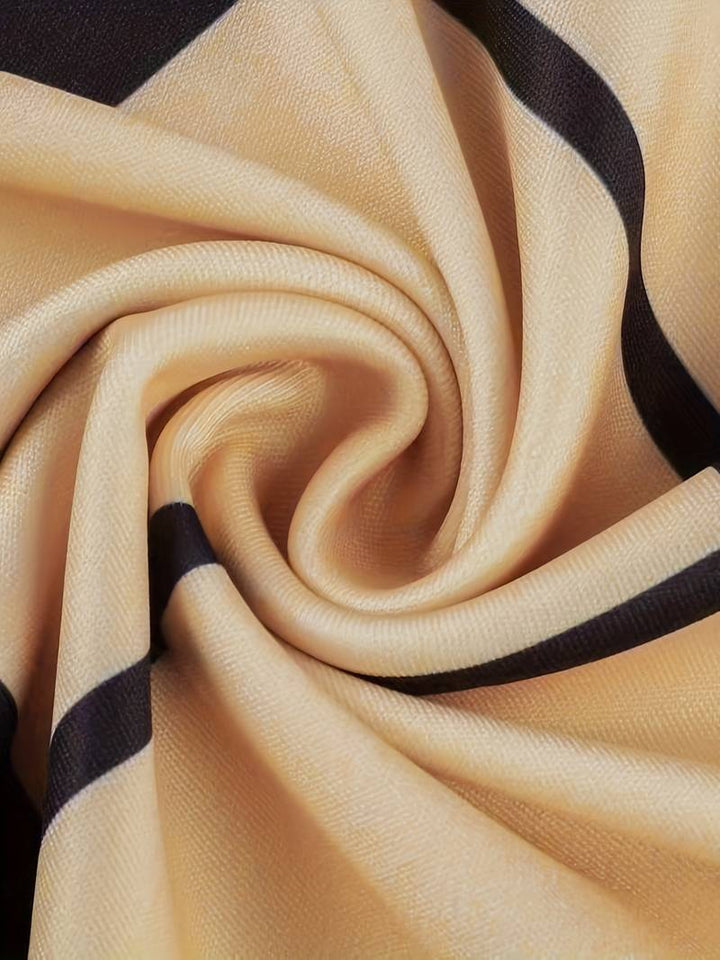Comodo accappatoio da donna con profondo scollo a punta, maniche lunghe e lunghezza regolabile - una scelta elegante e pratica per tutti i giorni