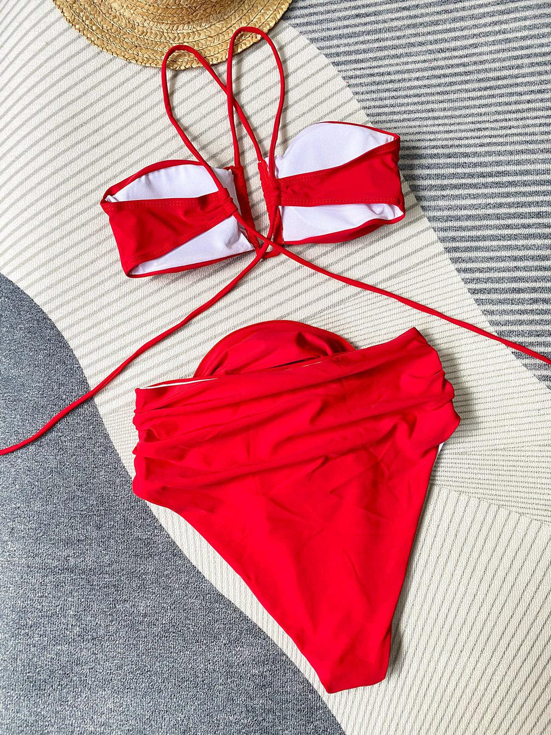 Bikini alla moda con scollatura sfacciata e dettagli floreali per donna