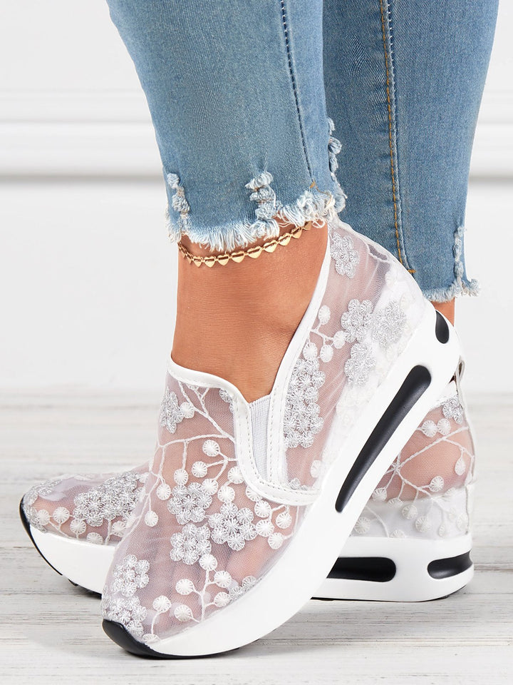 Eleganti scarpe da ginnastica slip-on da donna con rete delicata, eleganti ricami floreali e una comoda suola con plateau