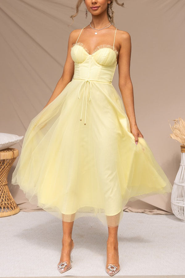 Elegante abito da sera Selira con accenti di rete e schiena scoperta - un look romantico e seducente con spalline sottili