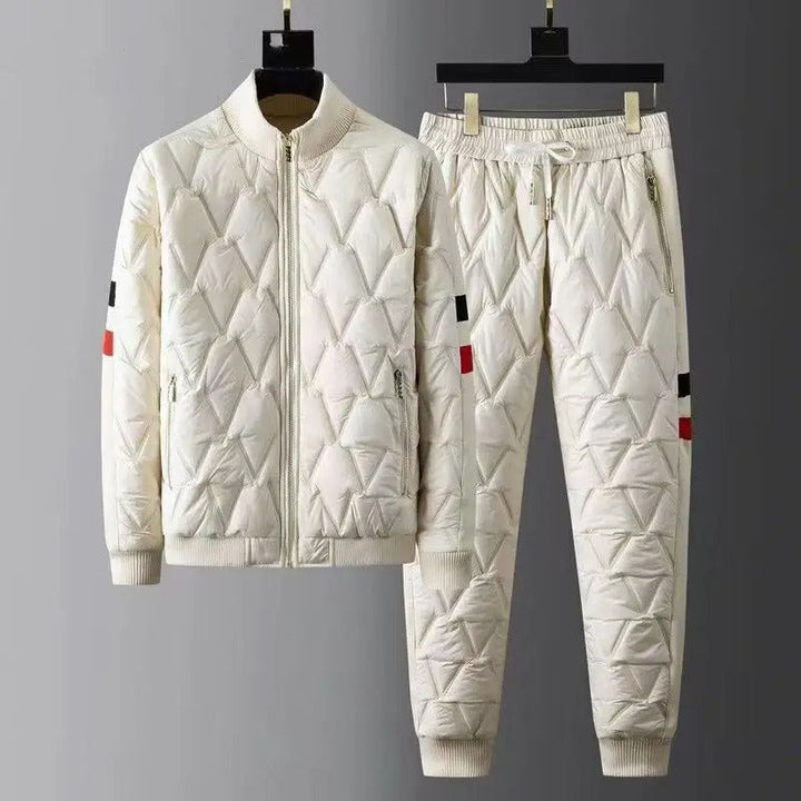 Elegante tuta trapuntata da uomo con bomber con cerniera e pantaloni affusolati - comodi polsini a costine e pratiche tasche con cerniera