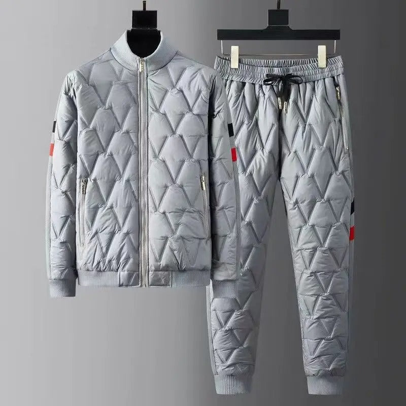 Elegante tuta trapuntata da uomo con bomber con cerniera e pantaloni affusolati - comodi polsini a costine e pratiche tasche con cerniera