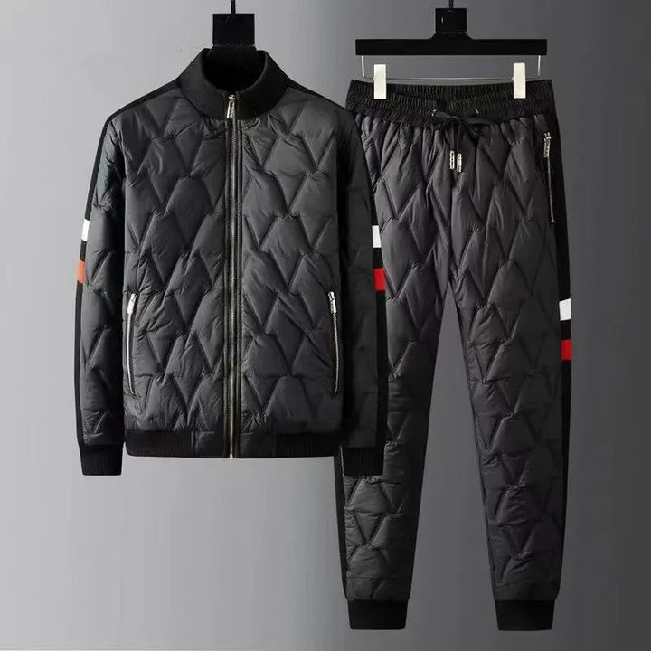 Elegante tuta trapuntata da uomo con bomber con cerniera e pantaloni affusolati - comodi polsini a costine e pratiche tasche con cerniera