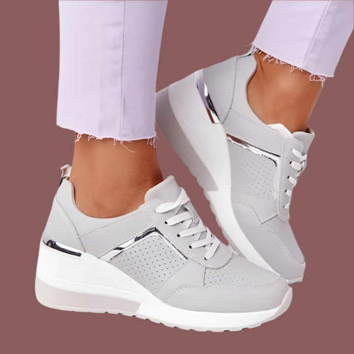 Scarpe da ginnastica eleganti da donna Amanda con tomaia traspirante in metallo e traforata con suola a plateau