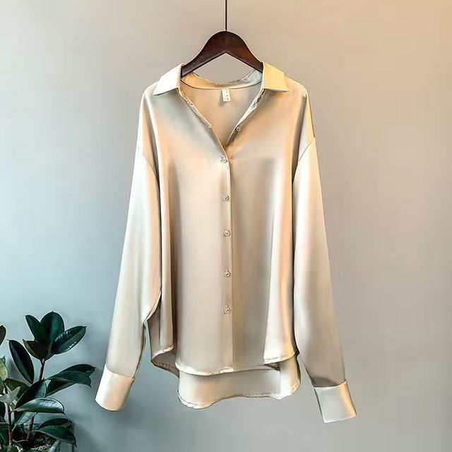 Sofisticata blusa in raso con maniche lunghe e colletto classico - eleganza quotidiana