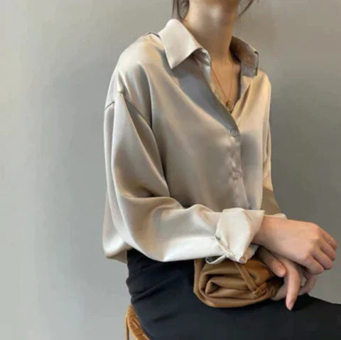 Sofisticata blusa in raso con maniche lunghe e colletto classico - eleganza quotidiana