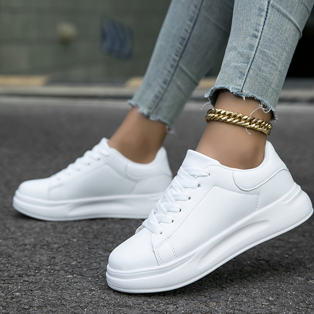 Scarpe da ginnastica femminili bianche in finto cuoio e confortevoli