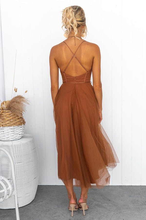 Elegante abito da sera Selira con accenti di rete e schiena scoperta - un look romantico e seducente con spalline sottili