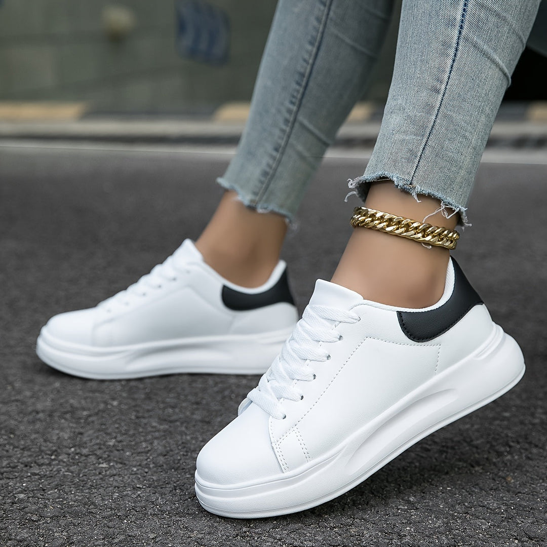 Scarpe da ginnastica femminili bianche in finto cuoio e confortevoli