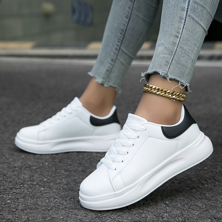Scarpe da ginnastica femminili bianche in finto cuoio e confortevoli