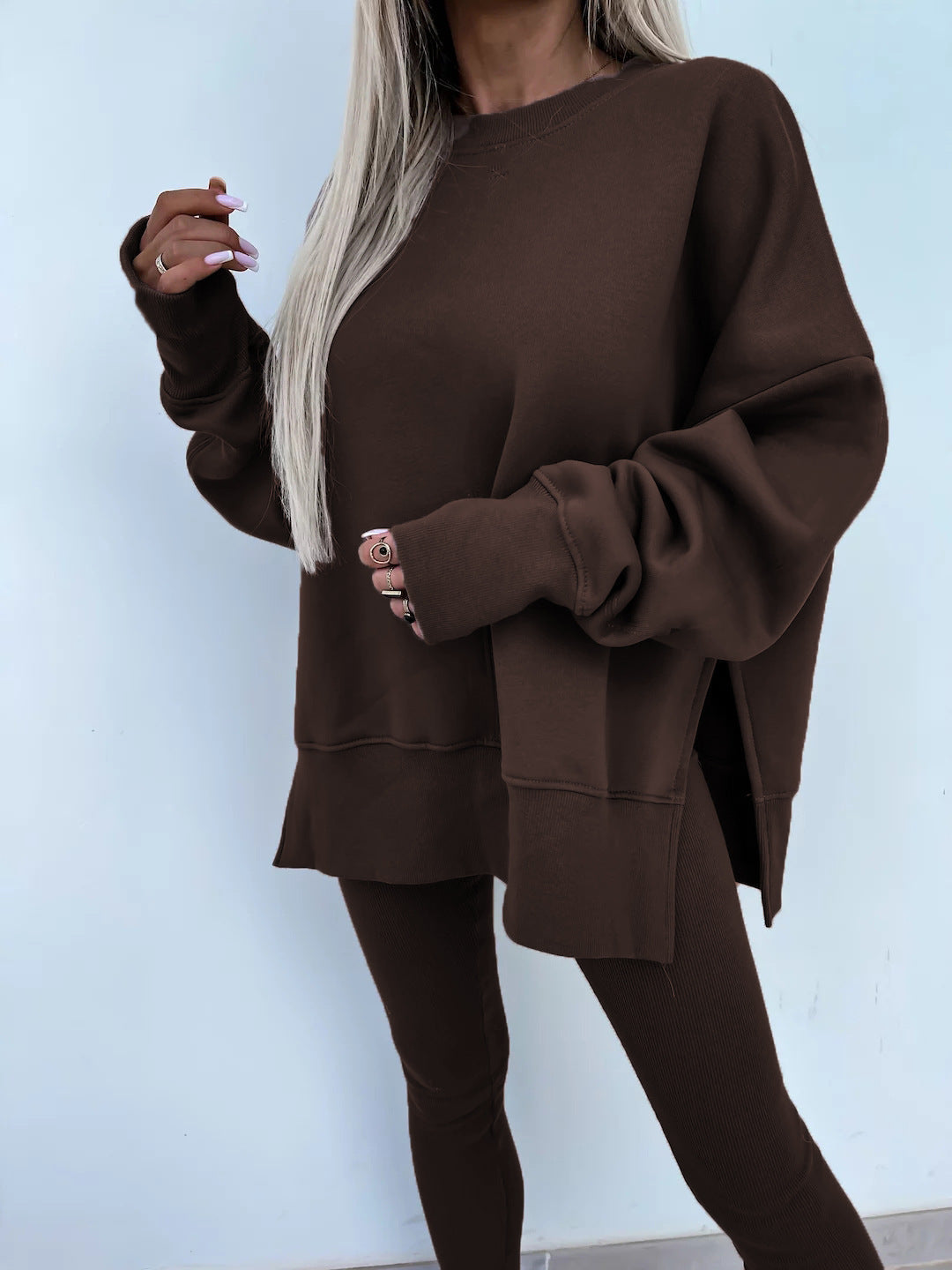Comodo set lounge con felpa con cappuccio alla moda e pantaloni coordinati - perfetto per rilassarsi