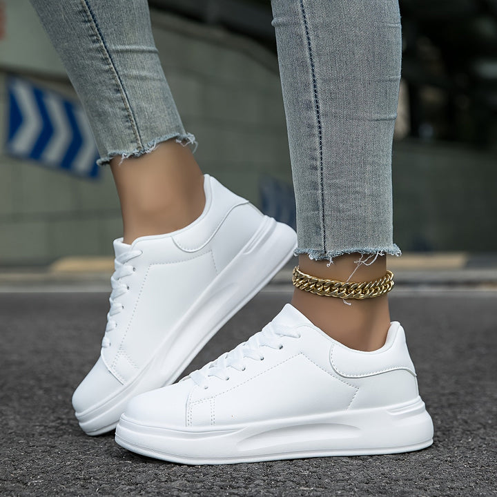 Scarpe da ginnastica femminili bianche in finto cuoio e confortevoli
