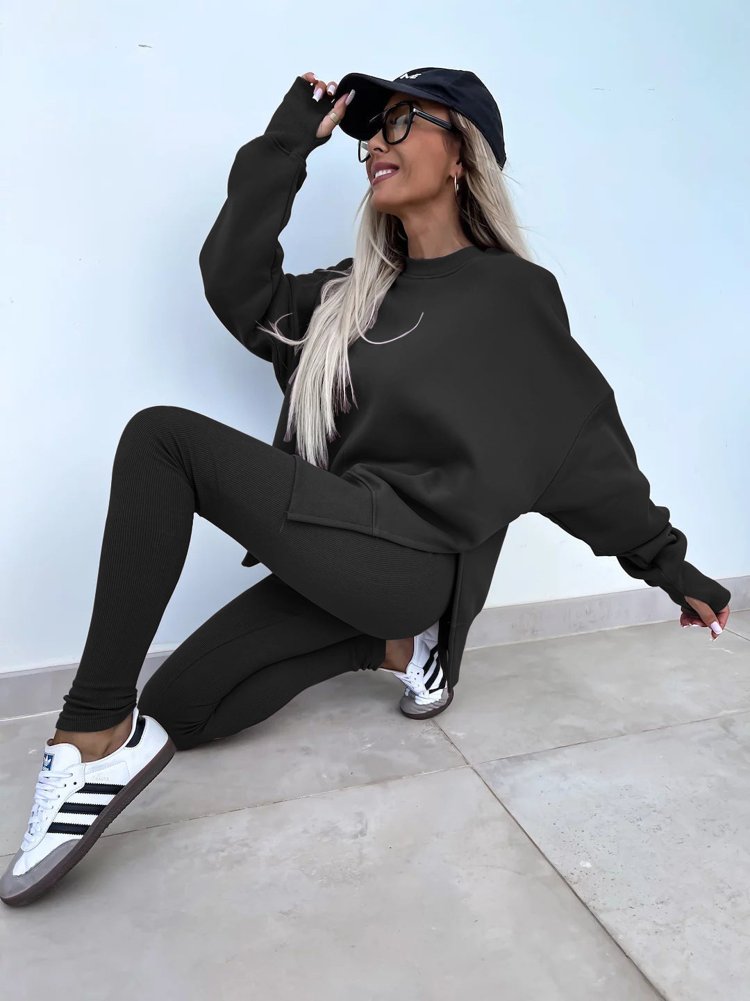 Comodo set lounge con felpa con cappuccio alla moda e pantaloni coordinati - perfetto per rilassarsi