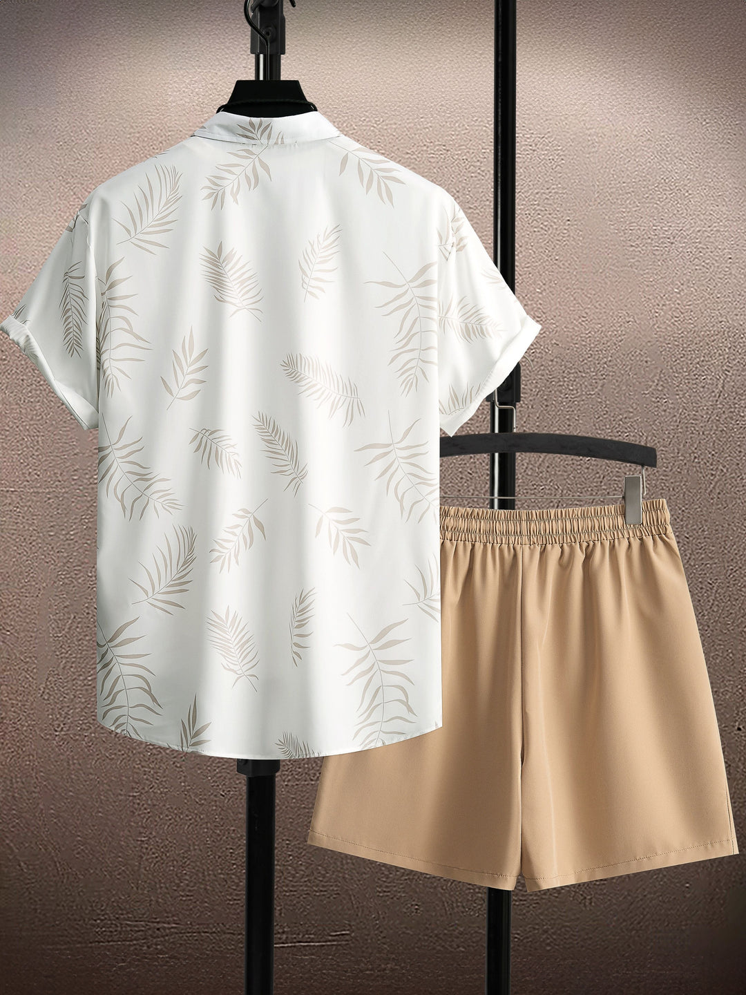 Elegante T-shirt tropicale da uomo con doppio taglio unico e suggestivo motivo di nappe esotiche