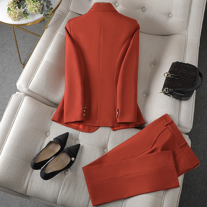 Elegante completo da donna con giacca e pantaloni in tessuto tweed di lusso