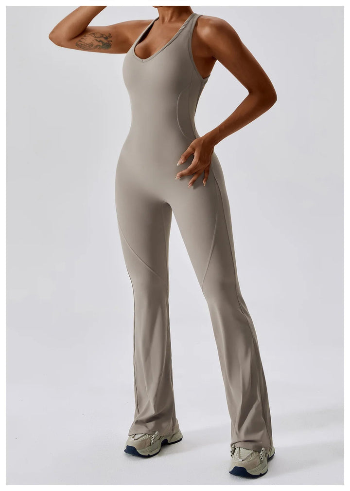 Seducente tuta sportiva da donna con scollo a punta: una combinazione di comfort ed eleganza per ogni occasione!