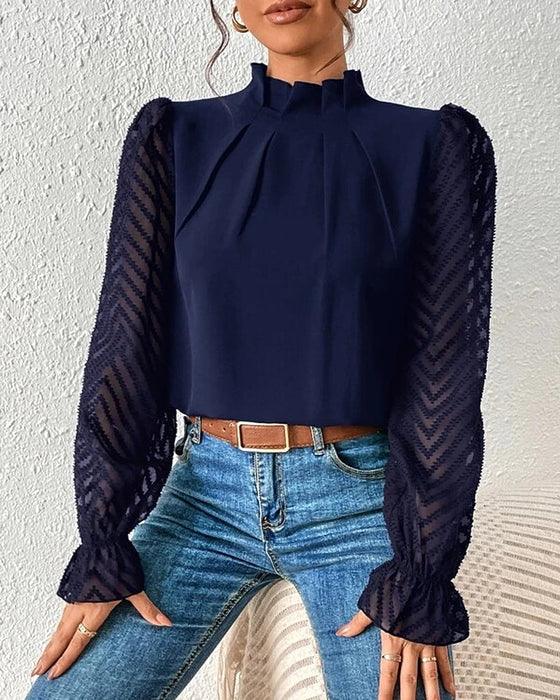 Elegante blusa femminile in chiffon con collo alto e taglio a pieghe con polsini trasparenti