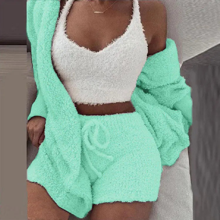 Esclusivo set pigiama da donna a 3 pezzi con morbida felpa con cappuccio: una garanzia di massimo comfort e relax durante il sonno.