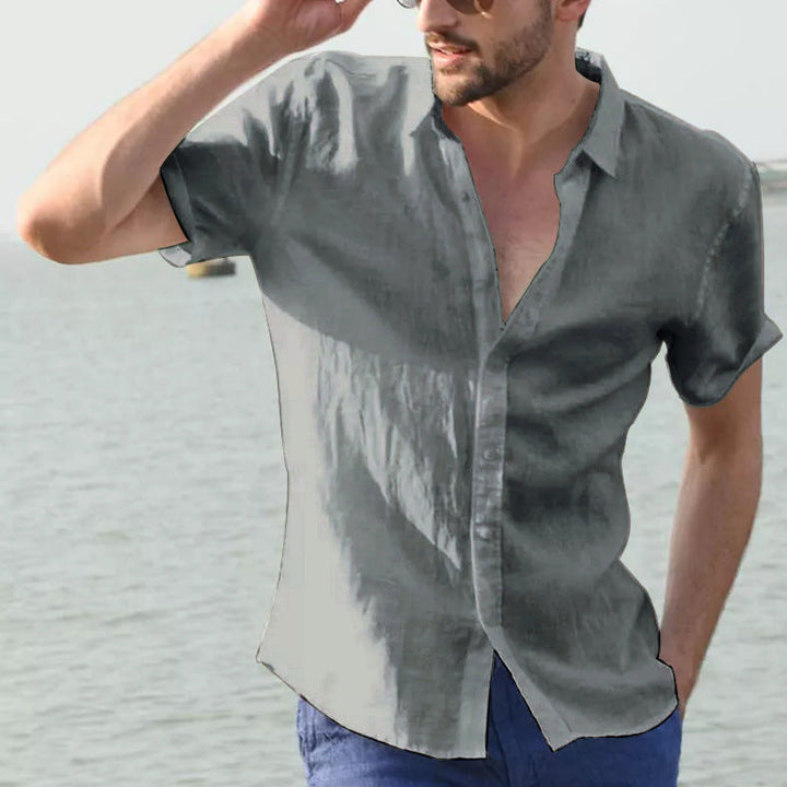 Camisa casual per uomo con design relajado, manico corto e cappuccio con bottone per un look moderno e moderno