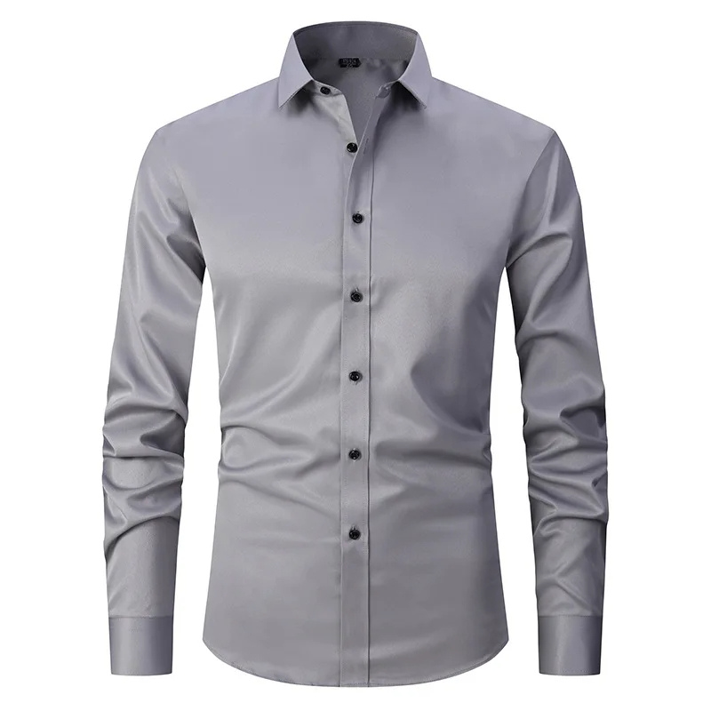 Camisa maschile slim fit di manga lunga con bottoni a contrasto per un look moderno ed elegante