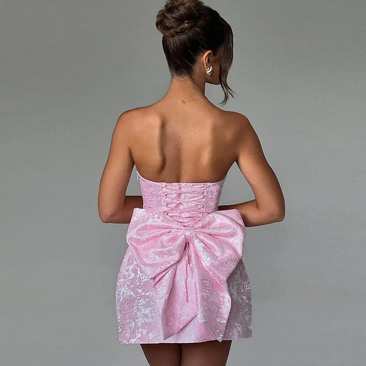 Sylenne - Elegante abito in jacquard con una seducente schiena aperta per un look unico ed elegante
