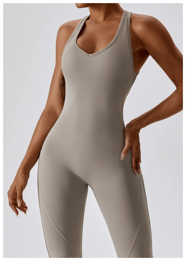 Seducente tuta sportiva da donna con scollo a punta: una combinazione di comfort ed eleganza per ogni occasione!