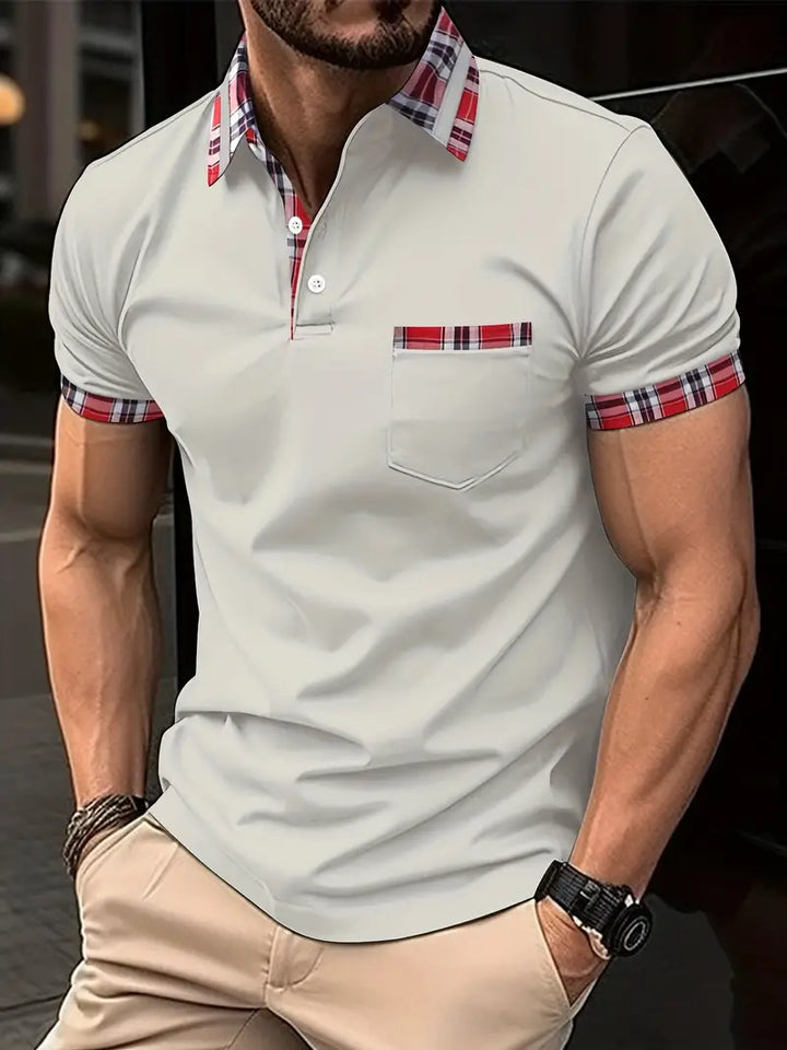 Elegante polo da uomo con colletto a quadri, maniche corte, abbottonatura e pratico taschino sul petto.