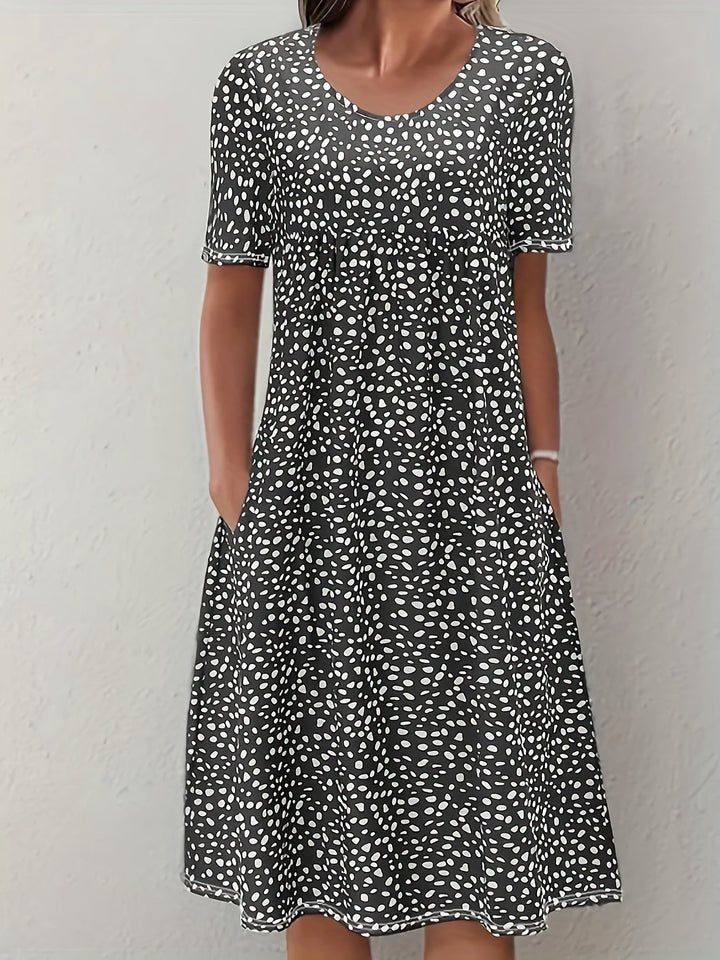 Elegante abito da donna al ginocchio con maniche corte, vestibilità ampia e scollatura arrotondata - un look casual comodo e leggero