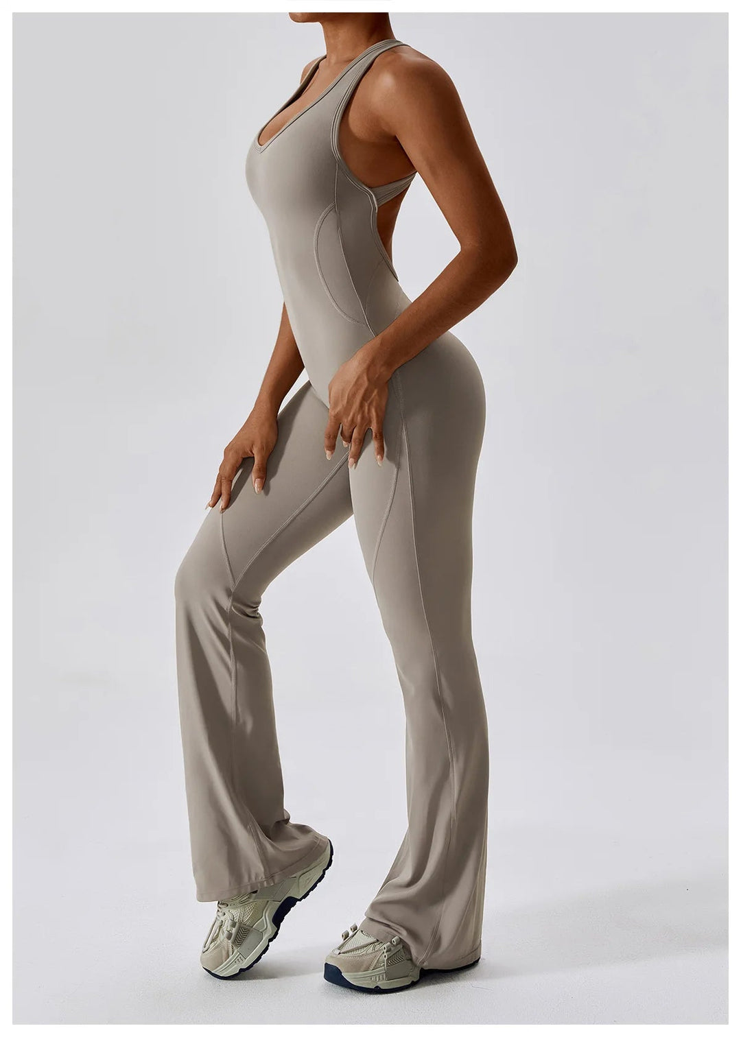 Seducente tuta sportiva da donna con scollo a punta: una combinazione di comfort ed eleganza per ogni occasione!
