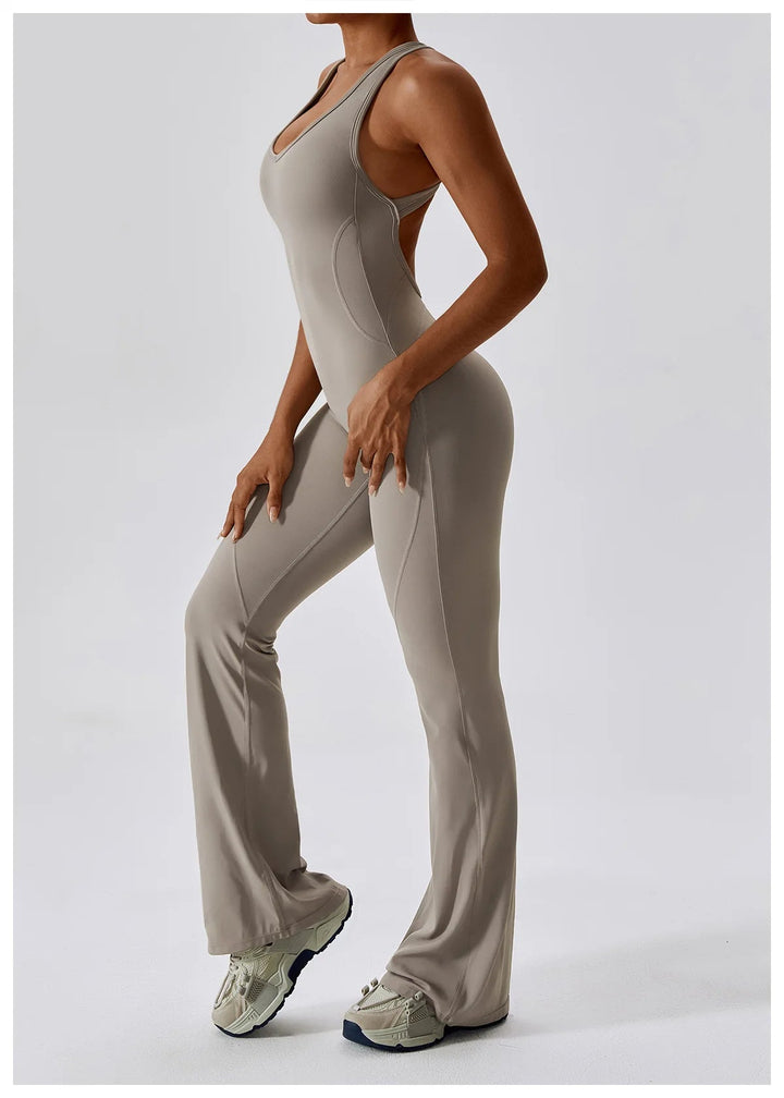 Seducente tuta sportiva da donna con scollo a punta: una combinazione di comfort ed eleganza per ogni occasione!