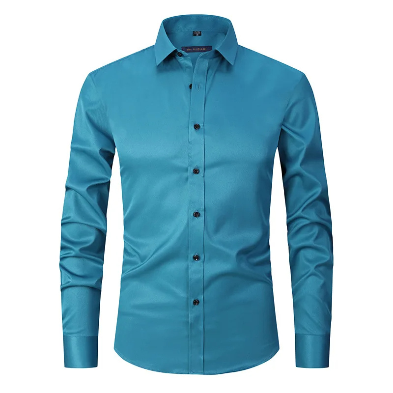 Camisa maschile slim fit di manga lunga con bottoni a contrasto per un look moderno ed elegante