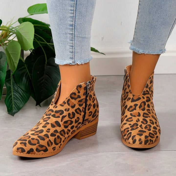 Eleganti stivali da donna in pelle scamosciata dal design classico