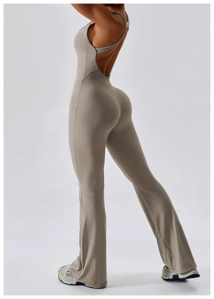 Seducente tuta sportiva da donna con scollo a punta: una combinazione di comfort ed eleganza per ogni occasione!