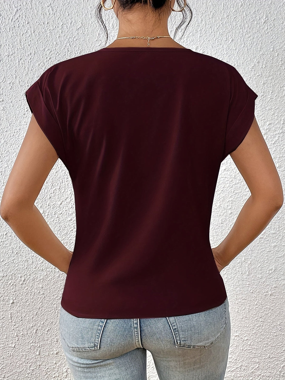 Elegante blusa da donna con scollo a V e sottile drappeggio sul davanti