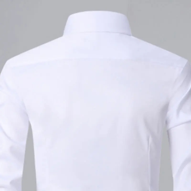 Camisa maschile slim fit di manga lunga con bottoni a contrasto per un look moderno ed elegante