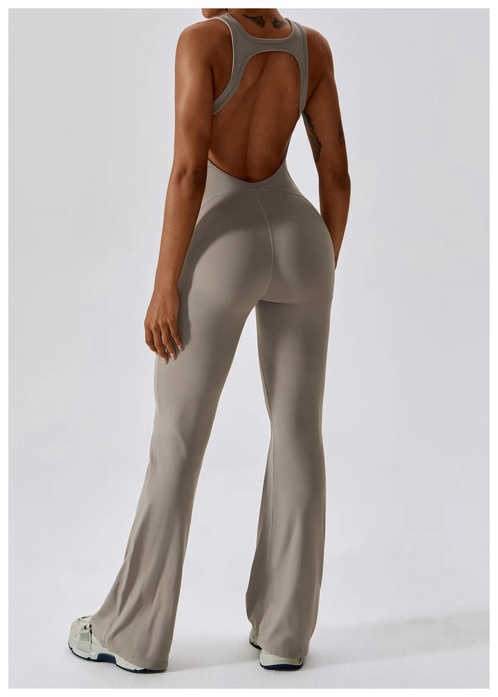 Seducente tuta sportiva da donna con scollo a punta: una combinazione di comfort ed eleganza per ogni occasione!