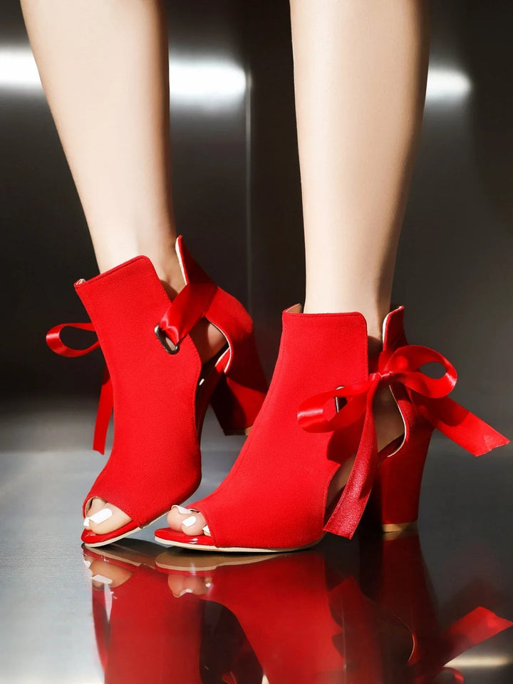 Sandali con tacco alto, eleganti e sexy, con un sottile fiocco: aggiungono eleganza al vostro look