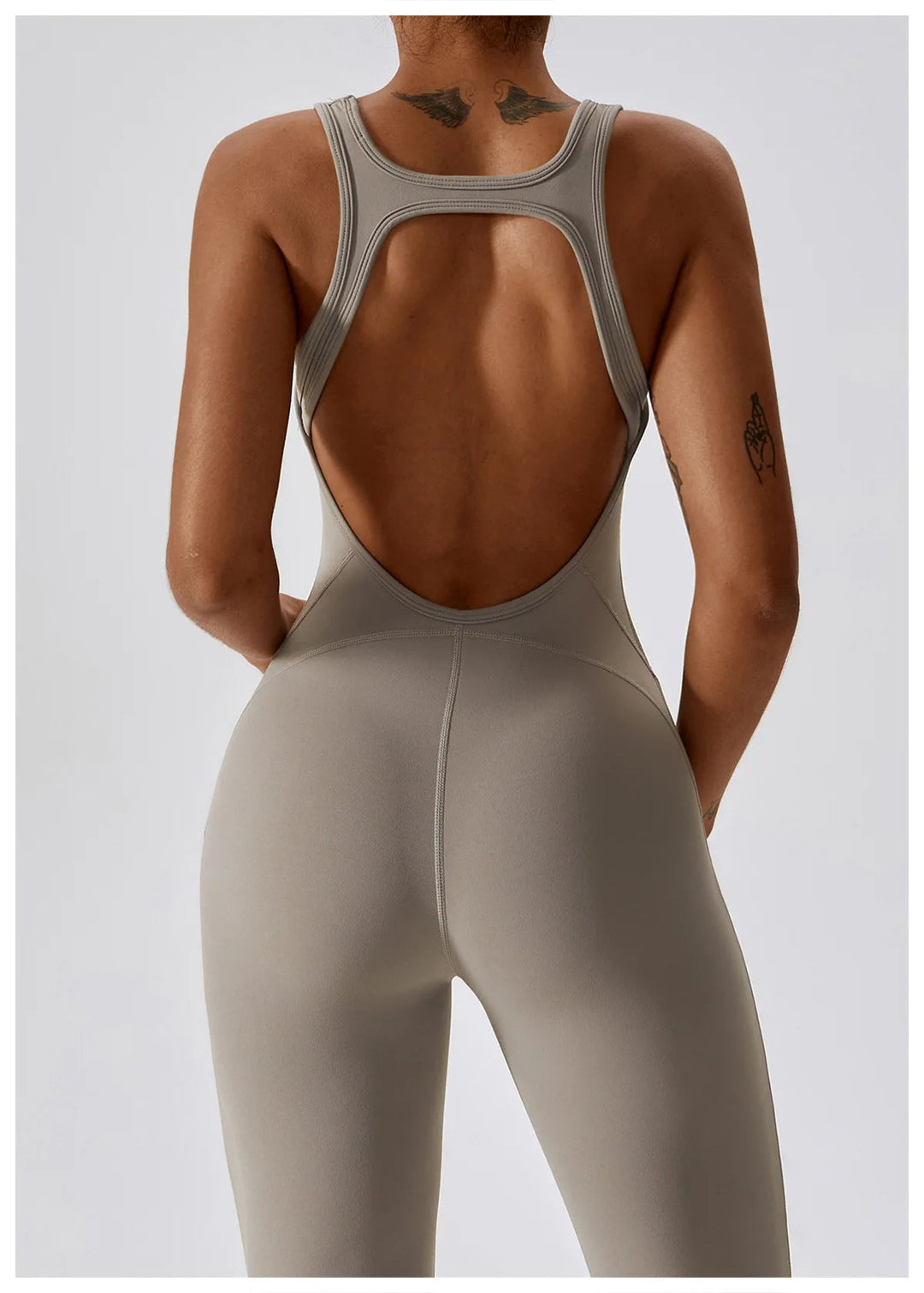 Seducente tuta sportiva da donna con scollo a punta: una combinazione di comfort ed eleganza per ogni occasione!