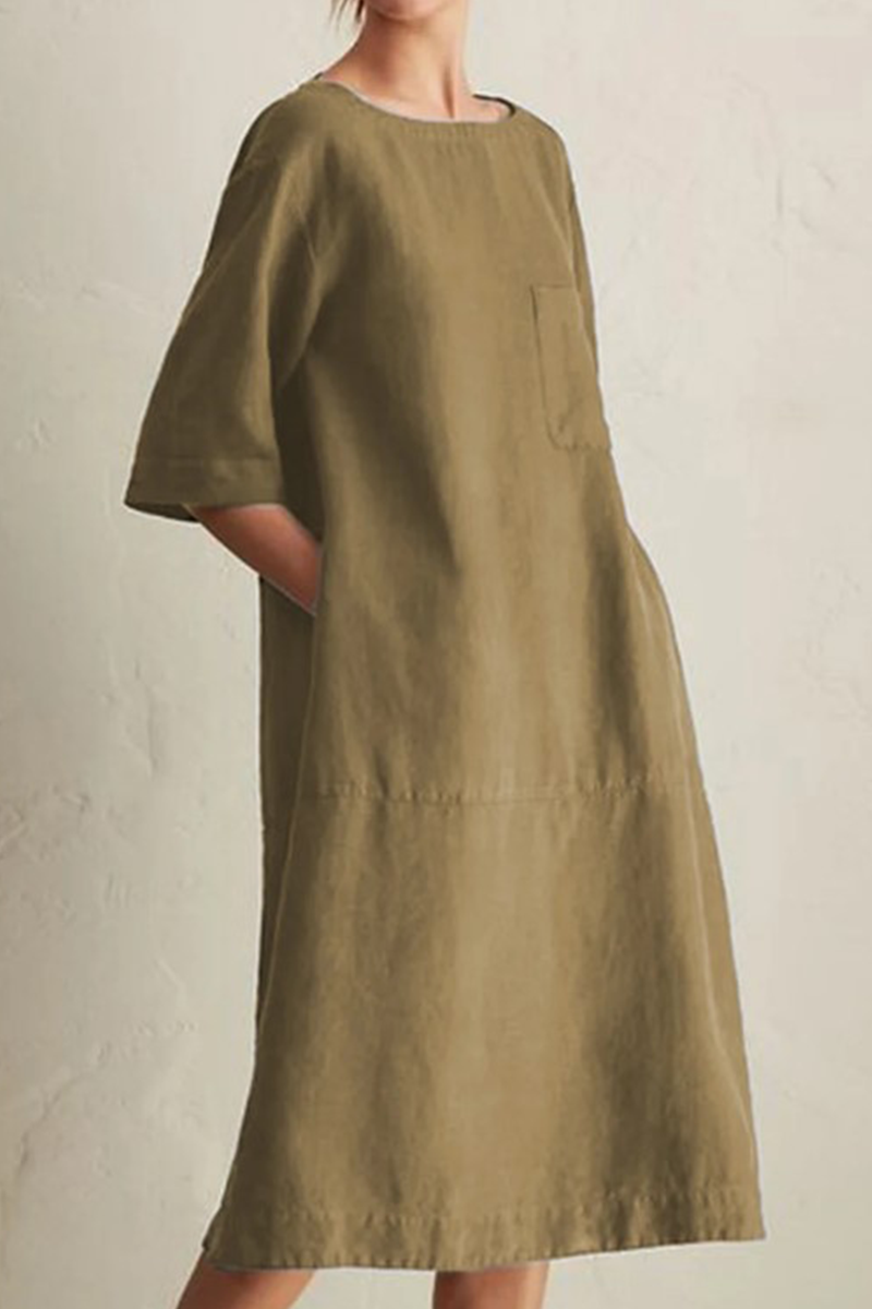 Confortevole accappatoio da donna in lino traspirante, con ampio colletto, maniche lunghe con polsini ed elegante scollatura rotonda.