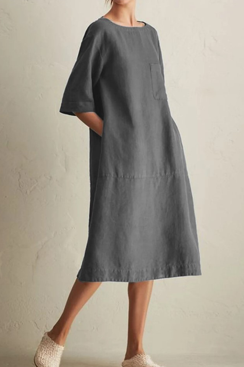 Confortevole accappatoio da donna in lino traspirante, con ampio colletto, maniche lunghe con polsini ed elegante scollatura rotonda.