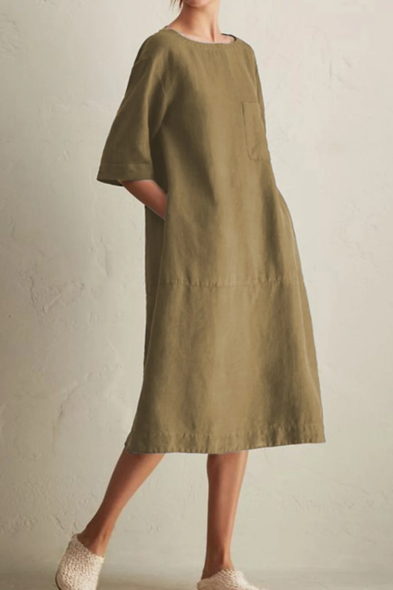Confortevole accappatoio da donna in lino traspirante, con ampio colletto, maniche lunghe con polsini ed elegante scollatura rotonda.
