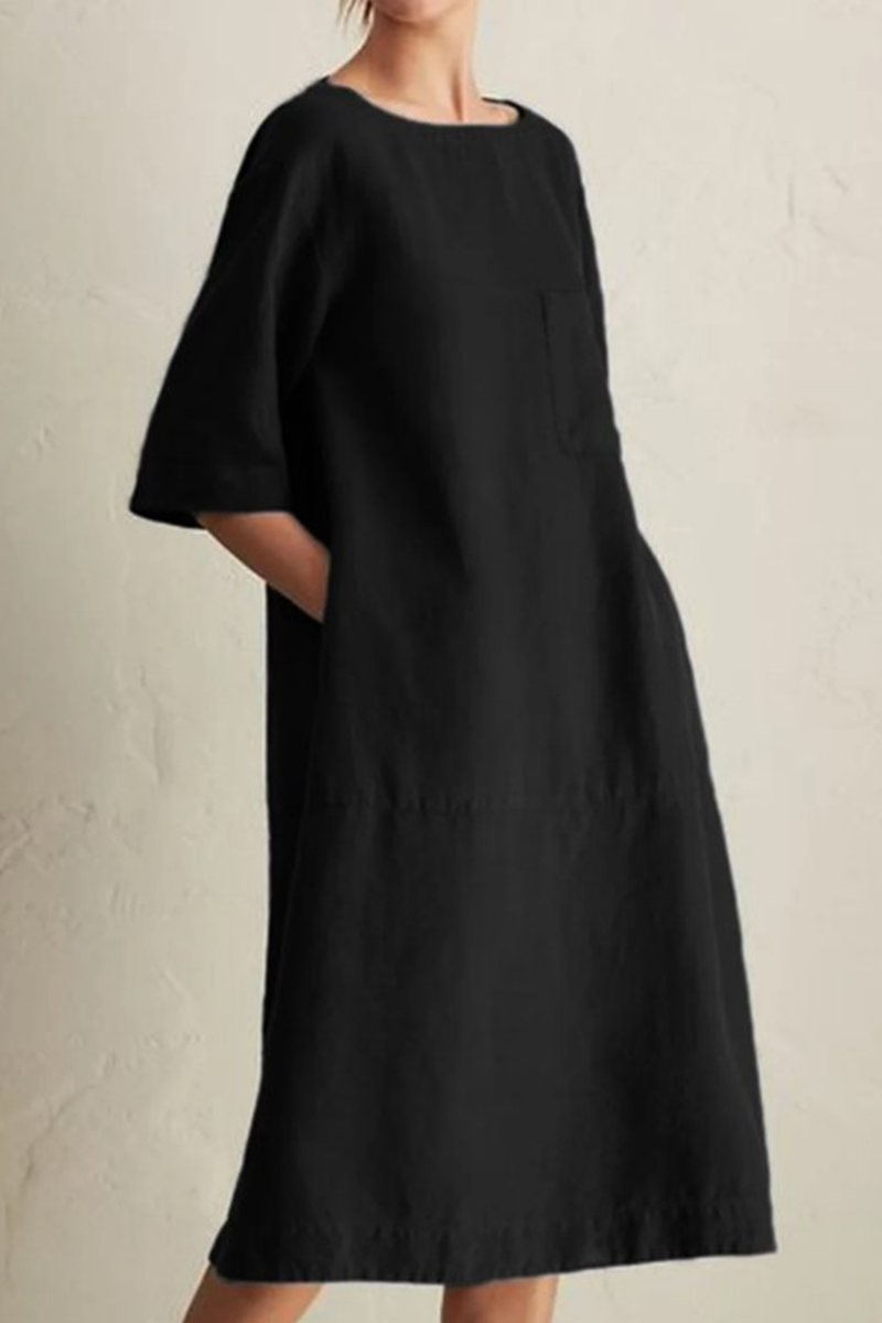 Confortevole accappatoio da donna in lino traspirante, con ampio colletto, maniche lunghe con polsini ed elegante scollatura rotonda.