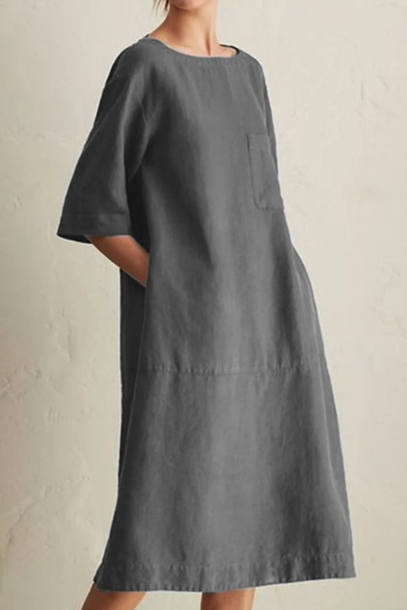 Confortevole accappatoio da donna in lino traspirante, con ampio colletto, maniche lunghe con polsini ed elegante scollatura rotonda.