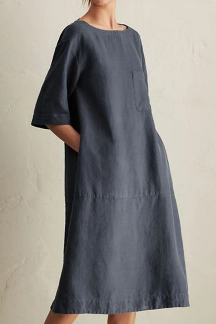 Confortevole accappatoio da donna in lino traspirante, con ampio colletto, maniche lunghe con polsini ed elegante scollatura rotonda.