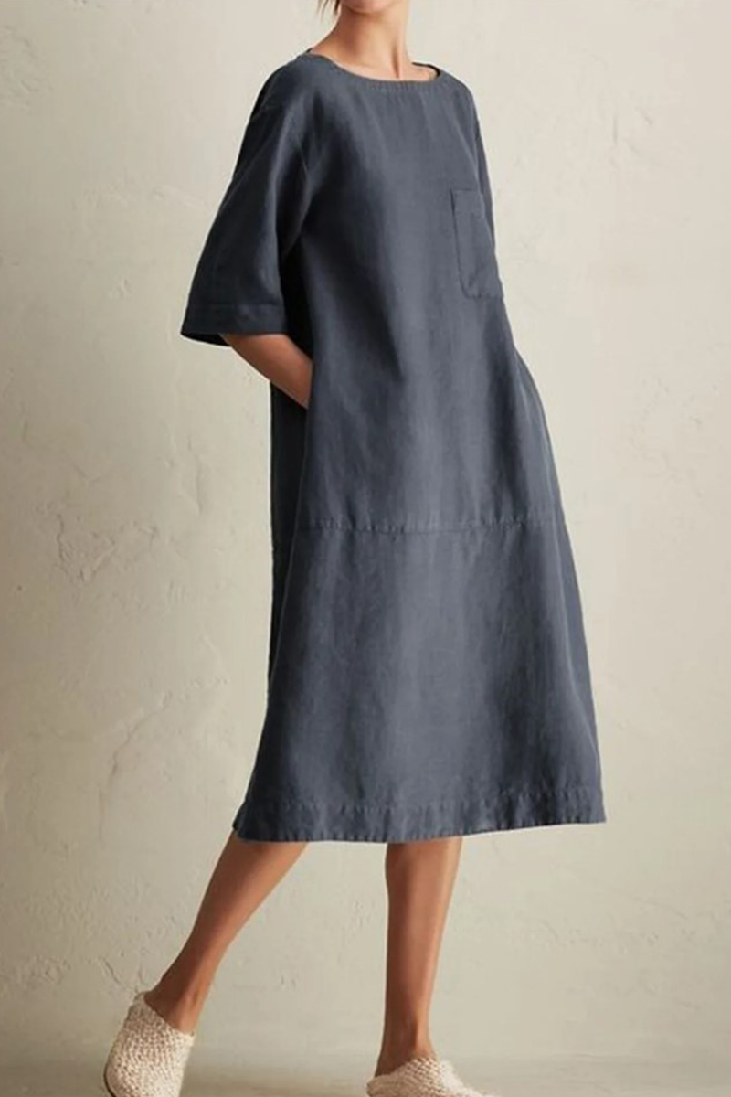 Confortevole accappatoio da donna in lino traspirante, con ampio colletto, maniche lunghe con polsini ed elegante scollatura rotonda.