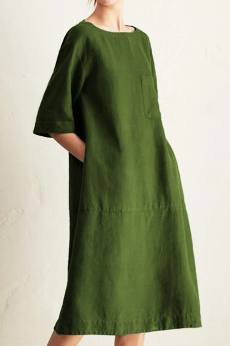 Confortevole accappatoio da donna in lino traspirante, con ampio colletto, maniche lunghe con polsini ed elegante scollatura rotonda.