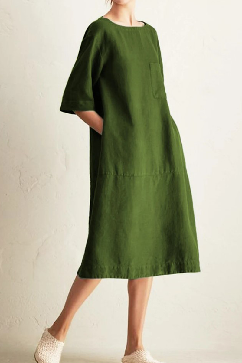 Confortevole accappatoio da donna in lino traspirante, con ampio colletto, maniche lunghe con polsini ed elegante scollatura rotonda.