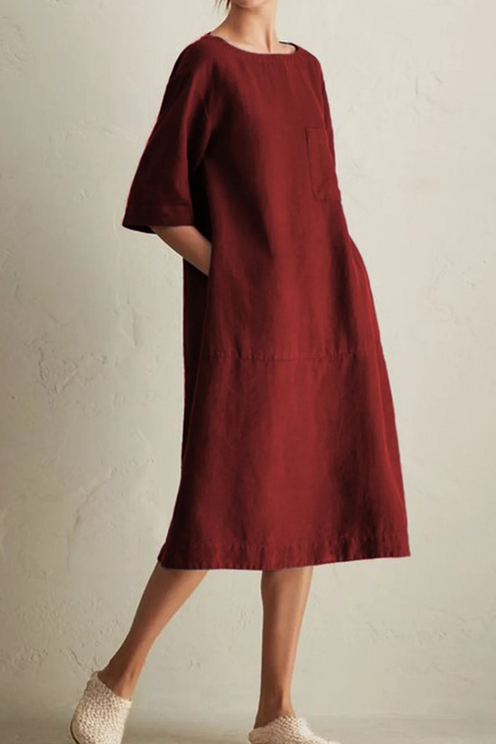 Confortevole accappatoio da donna in lino traspirante, con ampio colletto, maniche lunghe con polsini ed elegante scollatura rotonda.