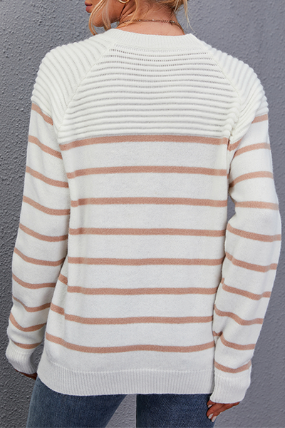 Camicetta da donna chic, con righe di grande effetto e una scollatura elegante